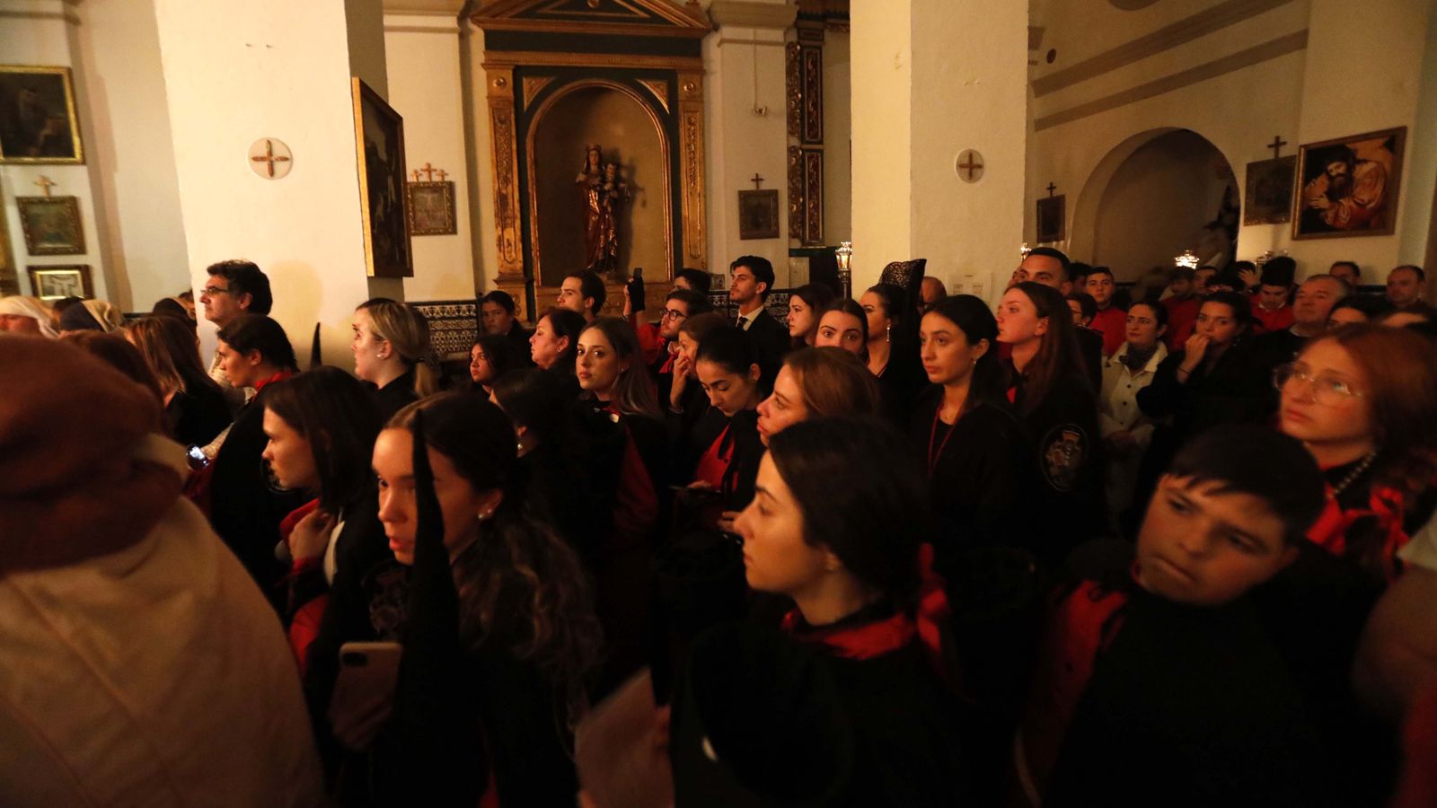 Fotos del Viernes Santo en La Línea: Cristo del Mar y Luz y Esperanza Nuestra, Soledad y Santo Entierro, Cristo del Amor y Misericordia y Amargura.