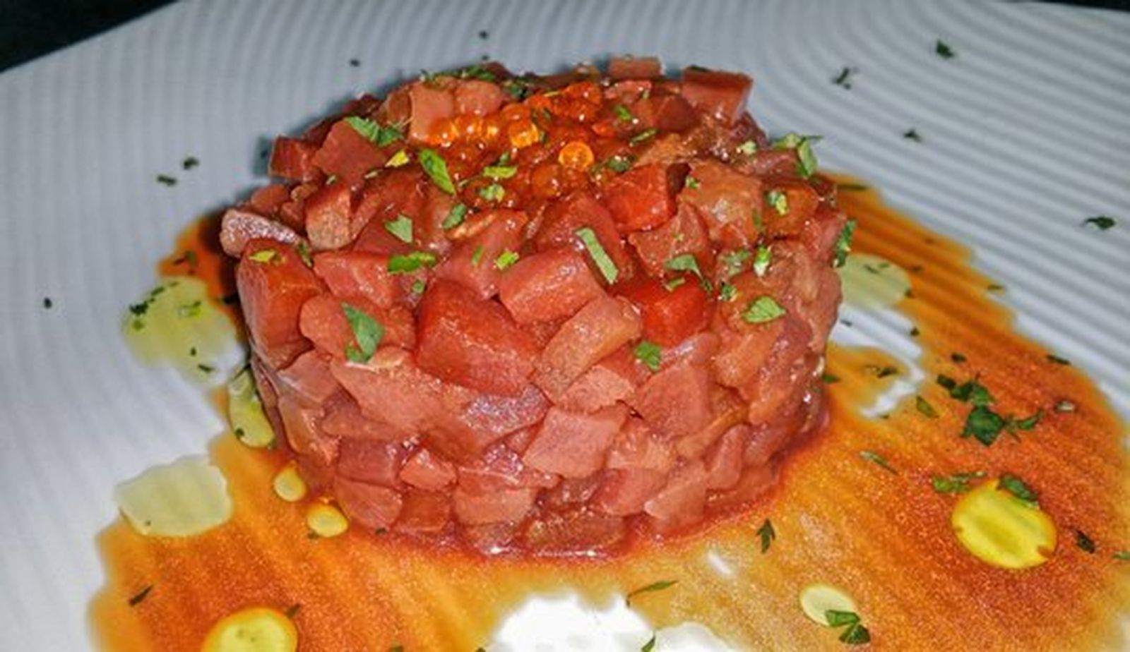 Tartar de atún con huevas de trucha y tartar de sardina.