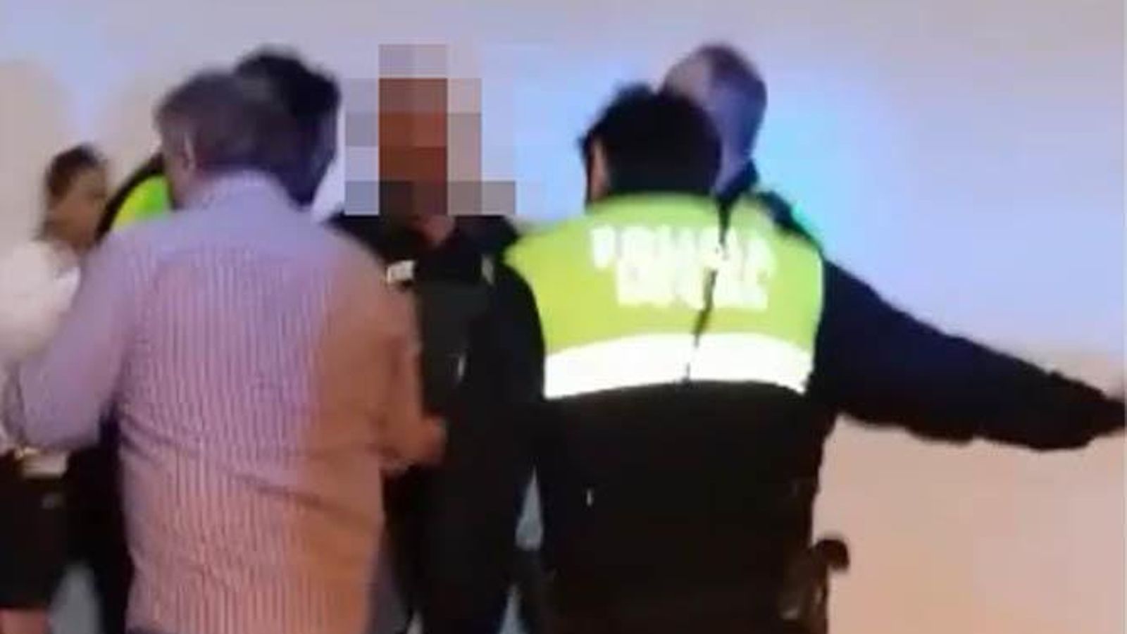 Un momento de la trifulca entre la Policía Local y el detenido