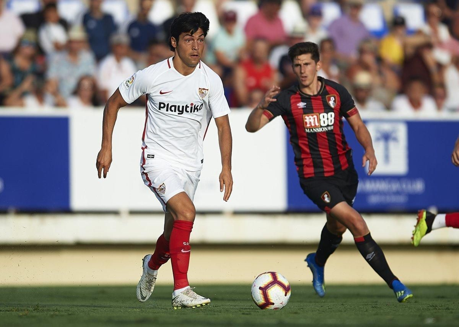 Borja Lasso avanza con el balón en el amistoso con el Bournemouth.