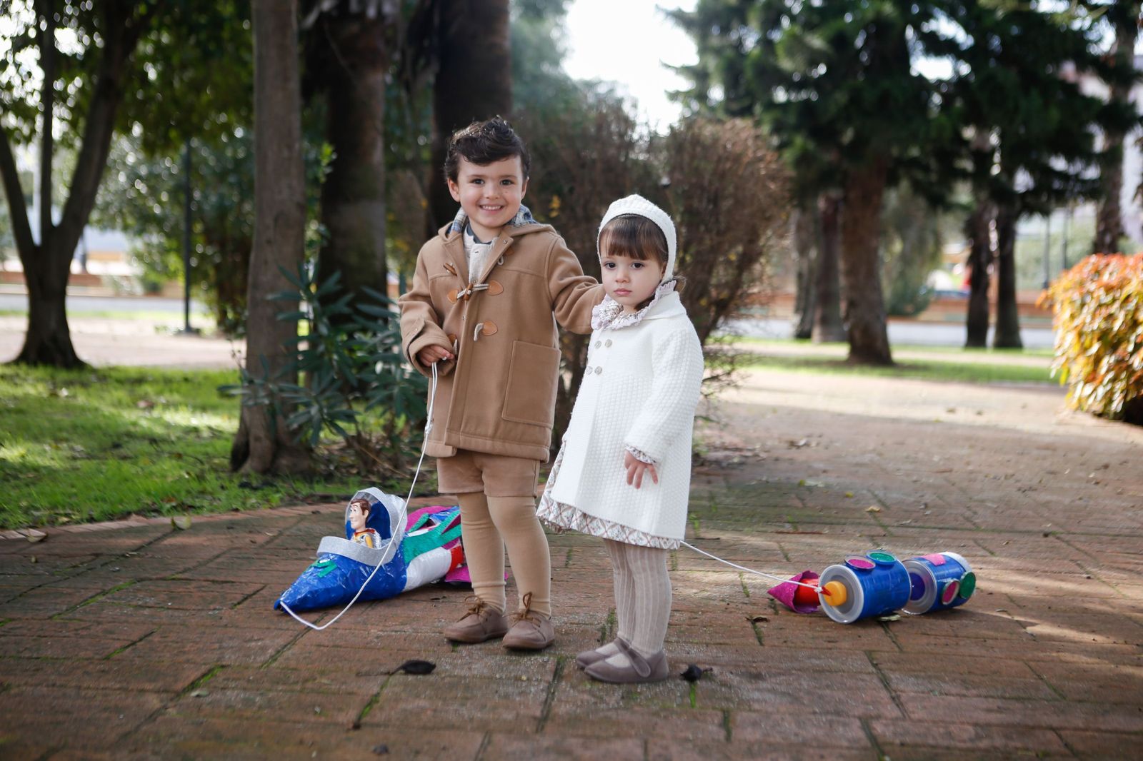 Búscate en las fotos del arrastre de latas 2026 en Los Barrios