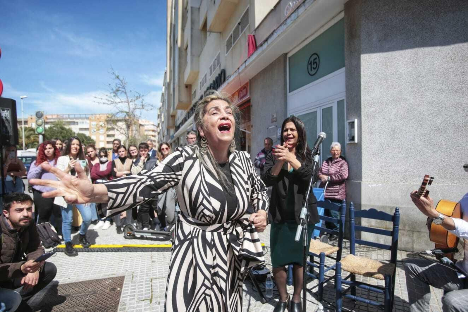 Pilar Villar interpreta el himno 'Gelem Gelem', acompañada de su hermana Luisa, durante la inauguración de la calle Pueblo Gitano.