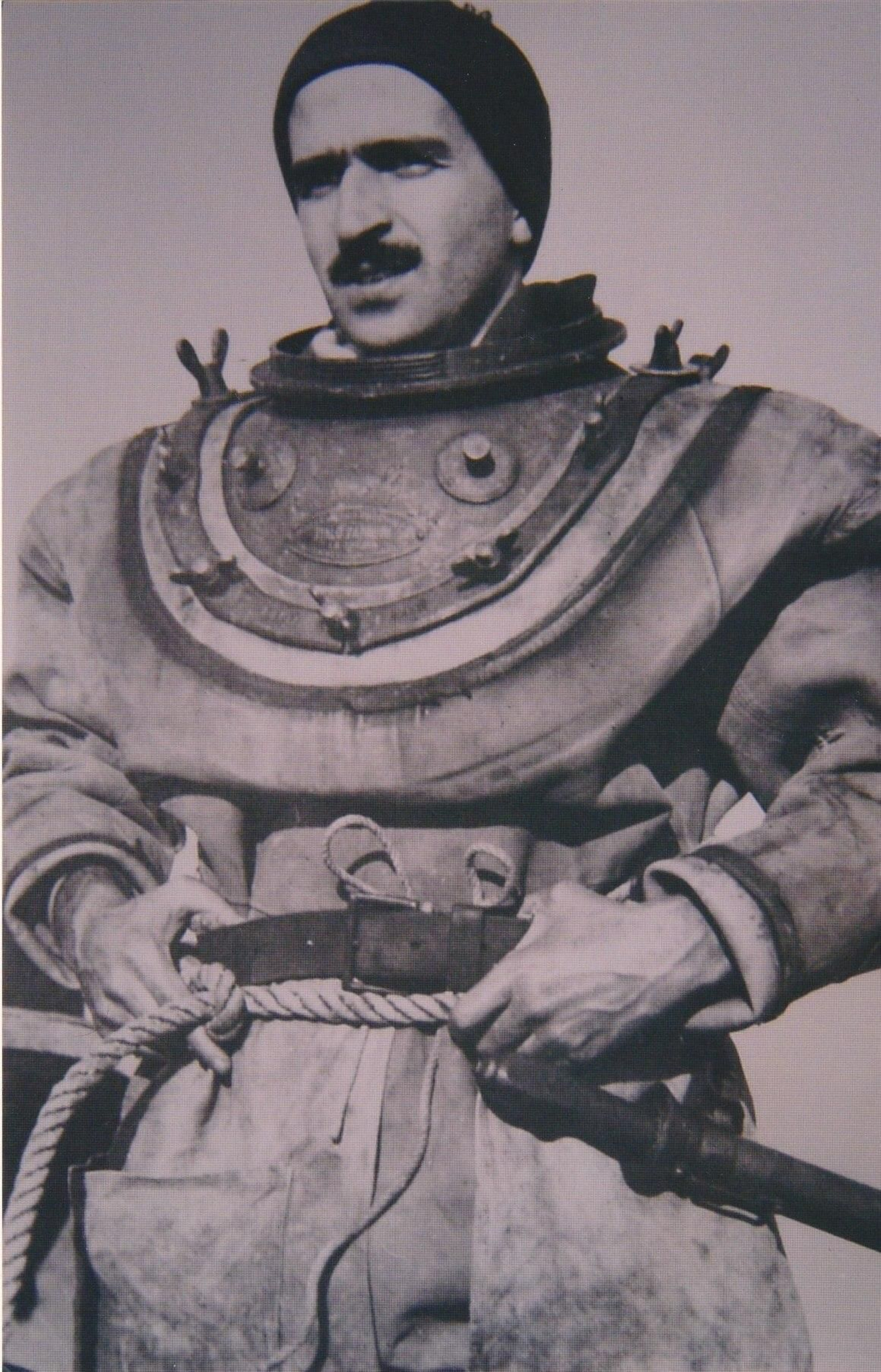 Teseo Tesei en 1934, con el pesado equipo de buzo durante el curso realizado en el Arsenal de San Bartolomeo