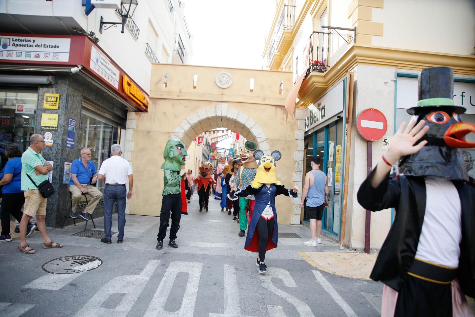 Desfile de Gigantes y Cabezudos de Vera, en imágenes