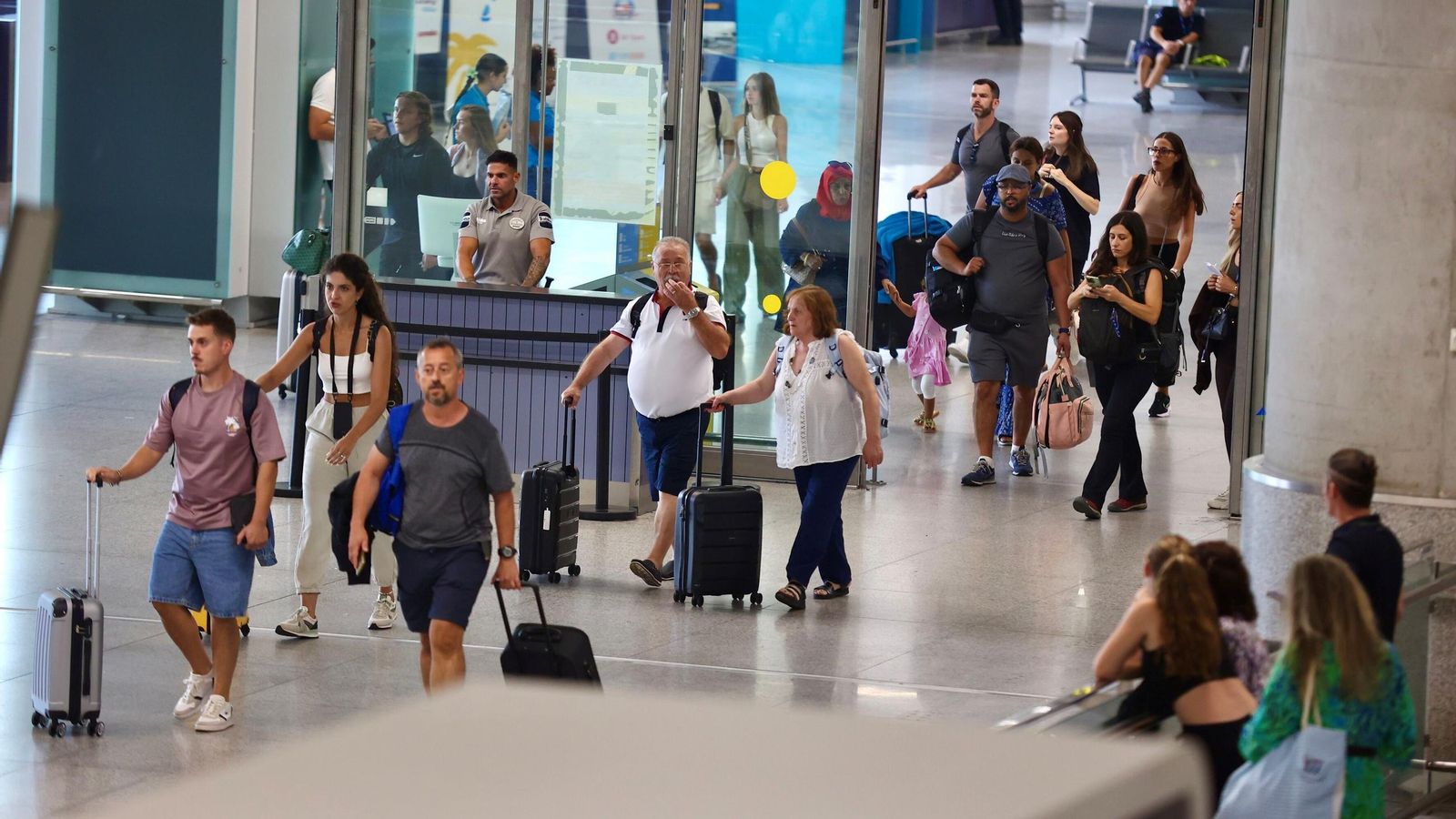 Pasajeros saliendo del aeropuerto, este viernes. Pasajeros saliendo del aeropuerto, este viernes.