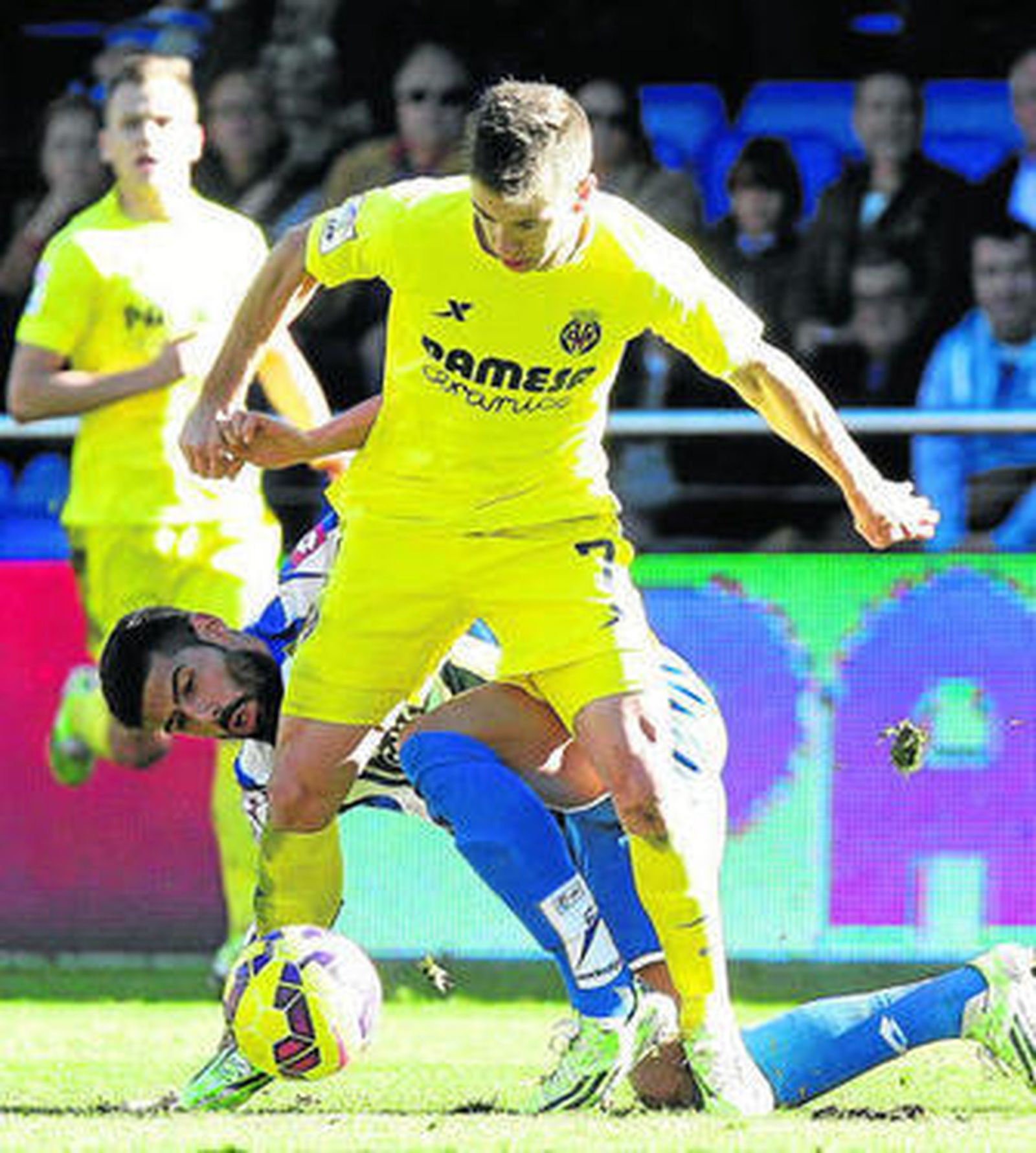 El delantero argentino Vietto controla la pelota ante el deportivista Juanfran.