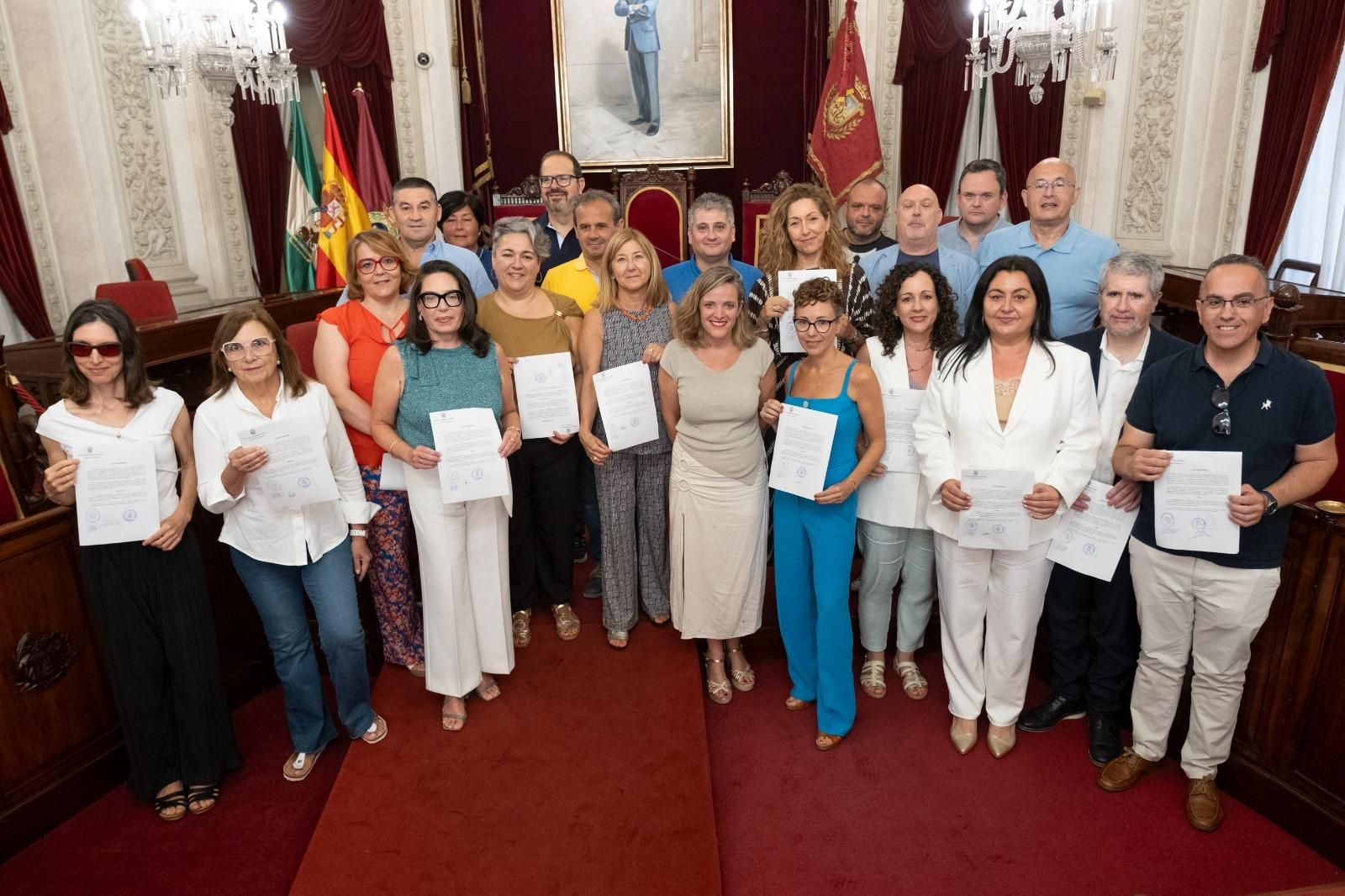 Foto de familia del acto de toma de posesión de 22 funcionarios del Ayuntamiento de Cádiz.