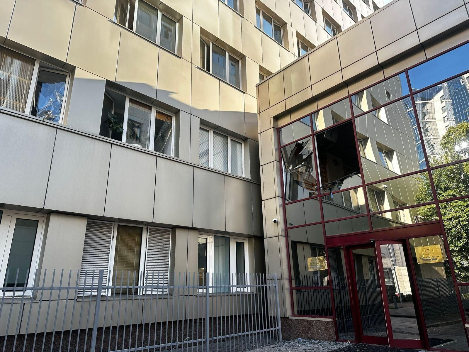 Imagen de los daños en la sede europea facilitada por la embajadora de la UE en Ucrania, Katarina Mathernova, a través de su cuenta en la red social X.