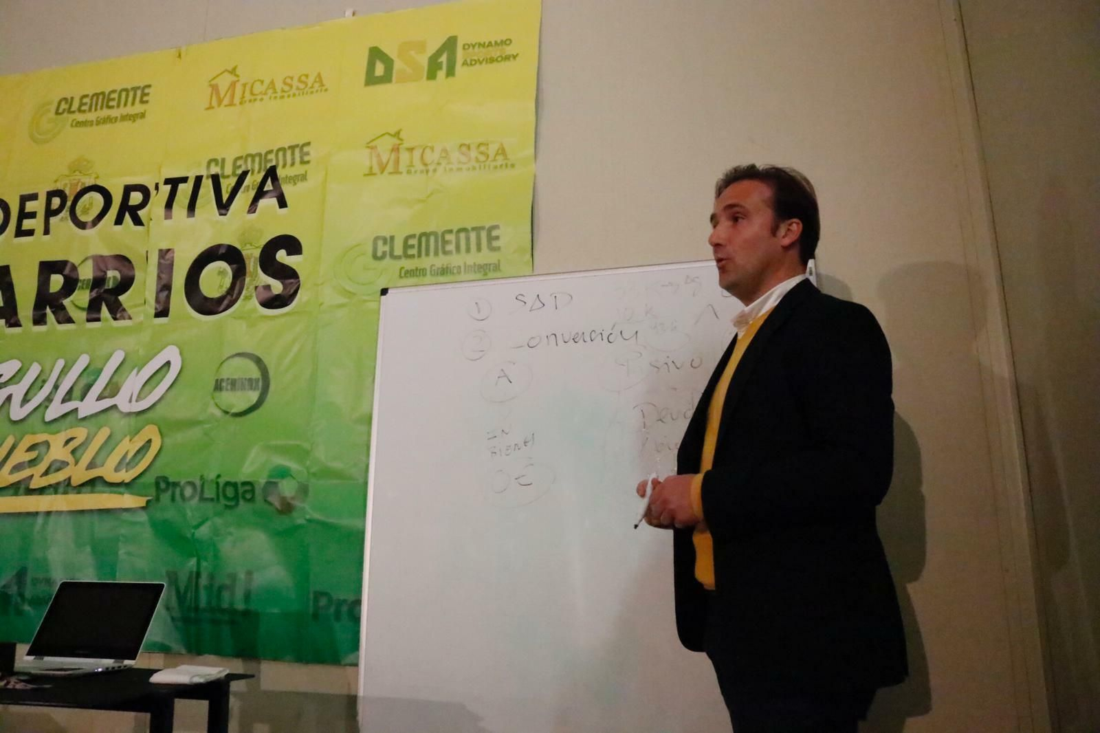 Álvaro Moya, presidente de la UD Los Barrios, en una reciente asamblea