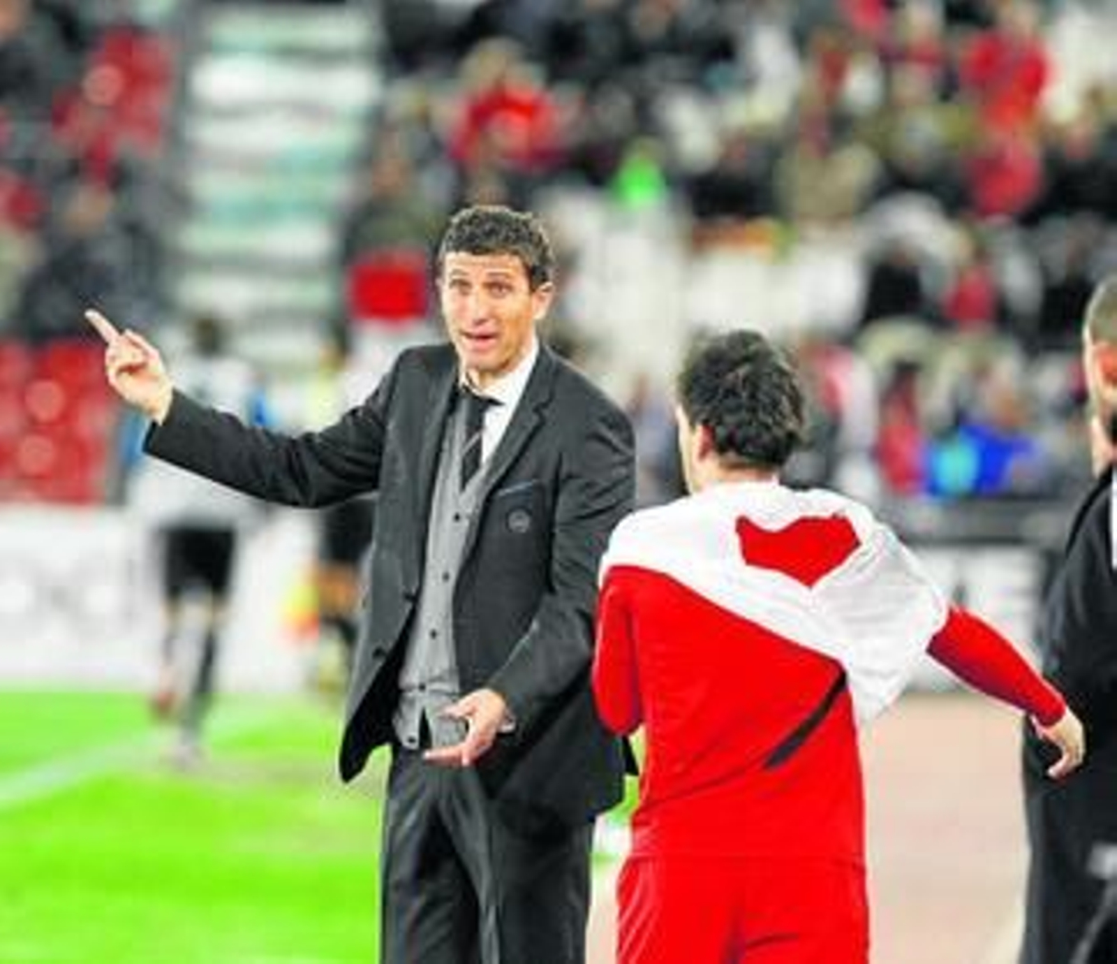 Javi Gracia da instrucciones a Rubén Suárez antes de entrar al campo por Soriano.
