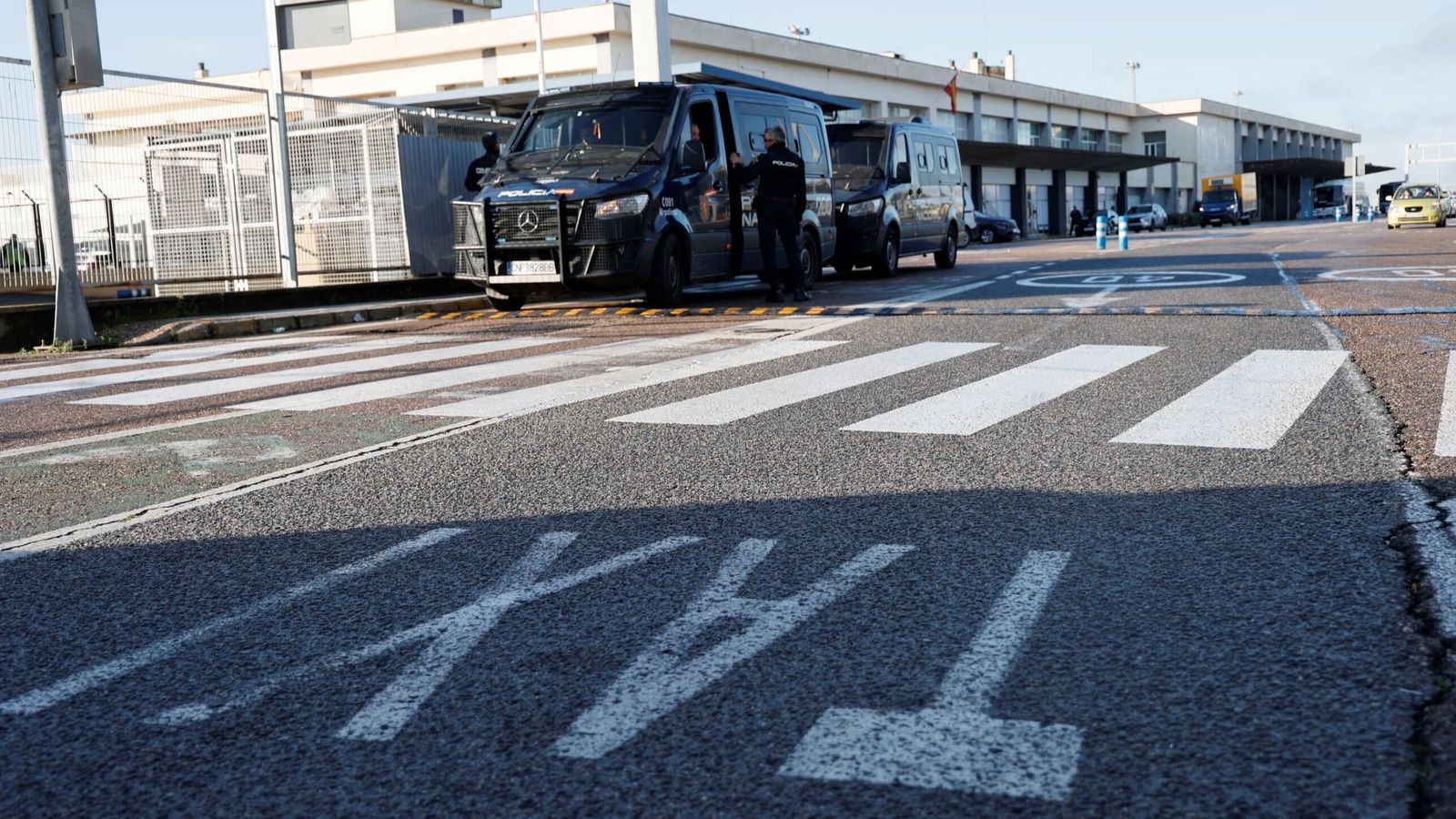 La entrada a la parada de taxis en la terminal de salidas, tomada por la Policía en la operación Aertase.