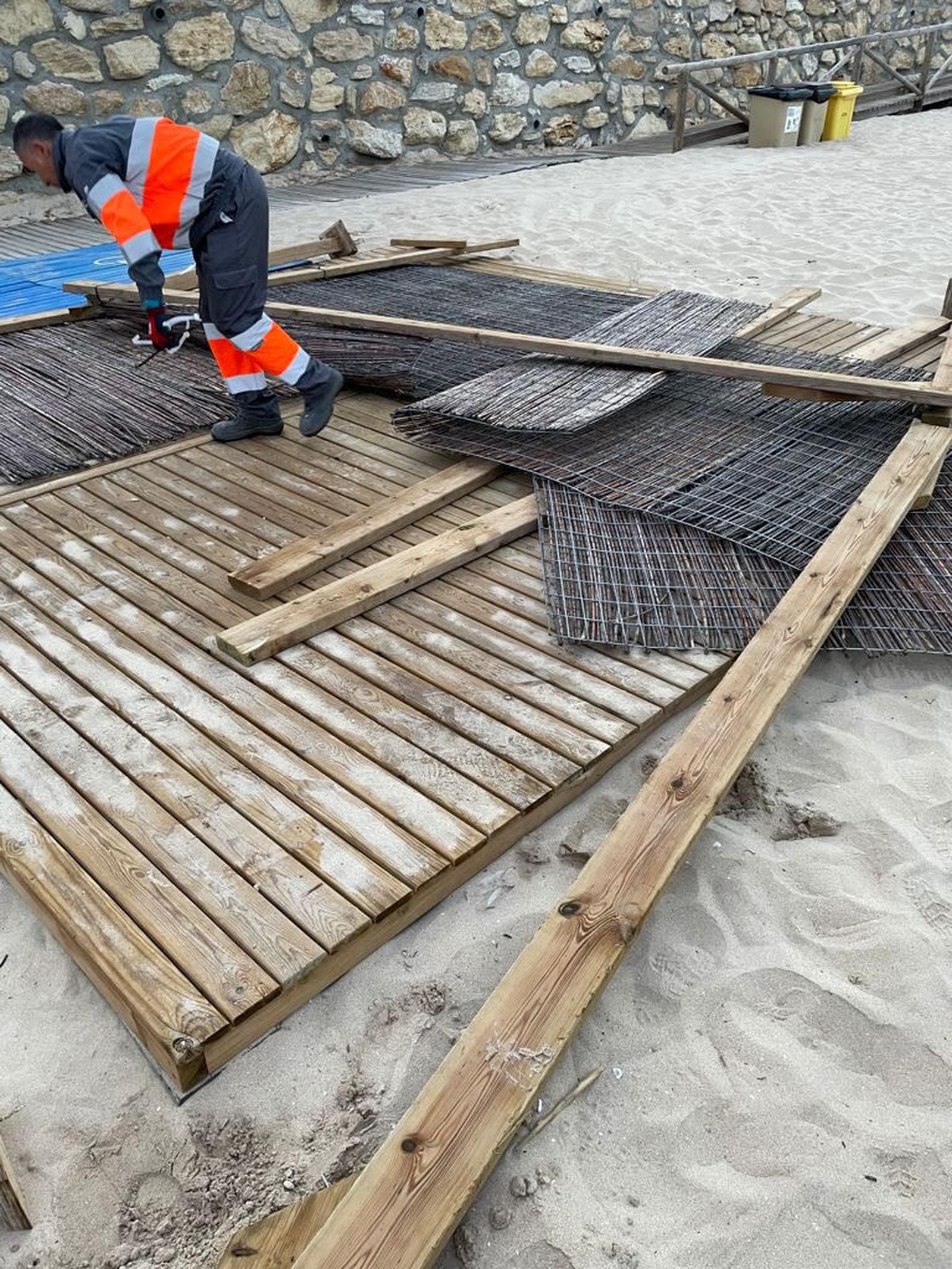 Destrozos por vandalismo en la playa de Las Redes, en El Puerto.