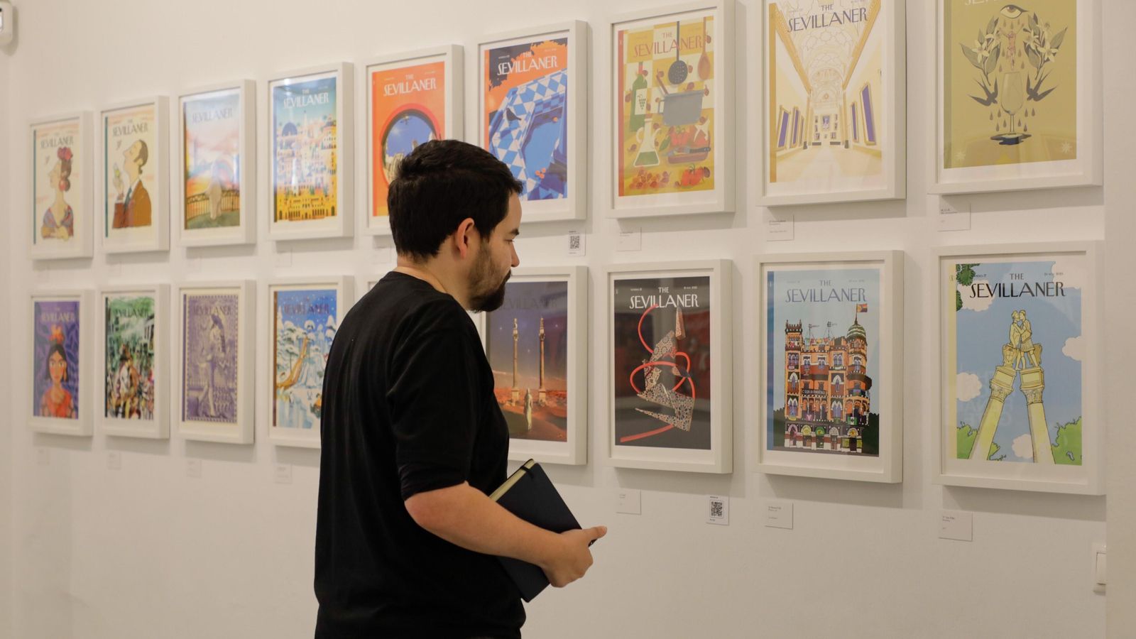 El dibujante Bernar USK delante de su obra.