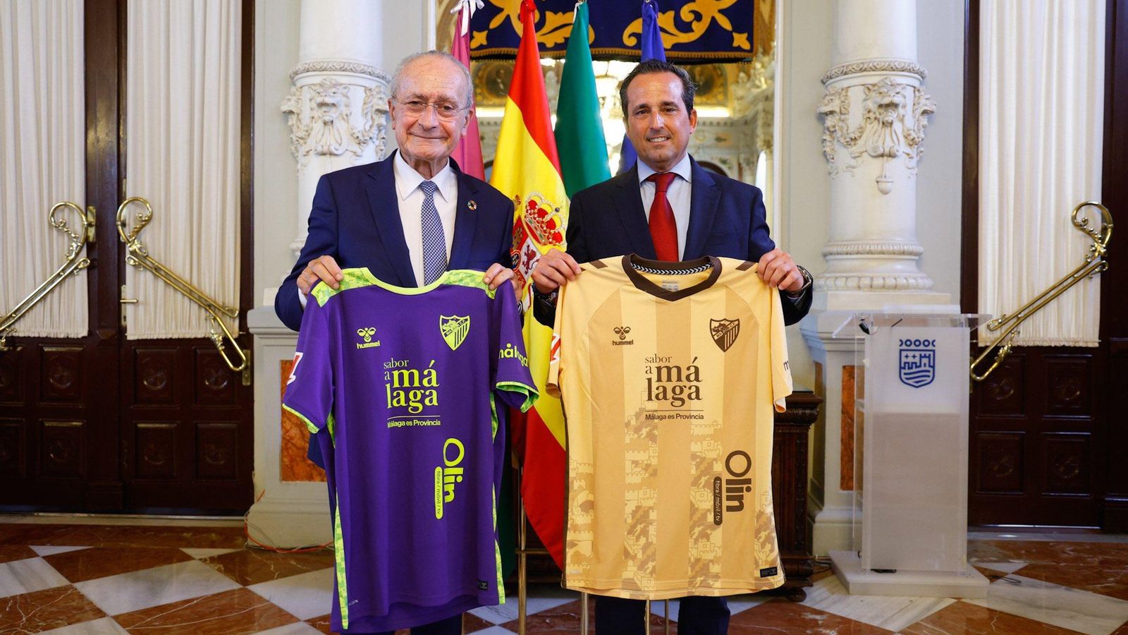 El alcalde y Kike Pérez, con ambas camisetas