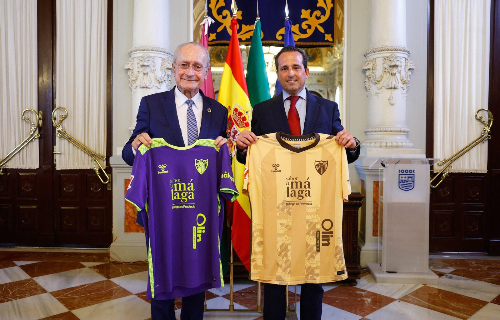 El alcalde y Kike Pérez, con ambas camisetas