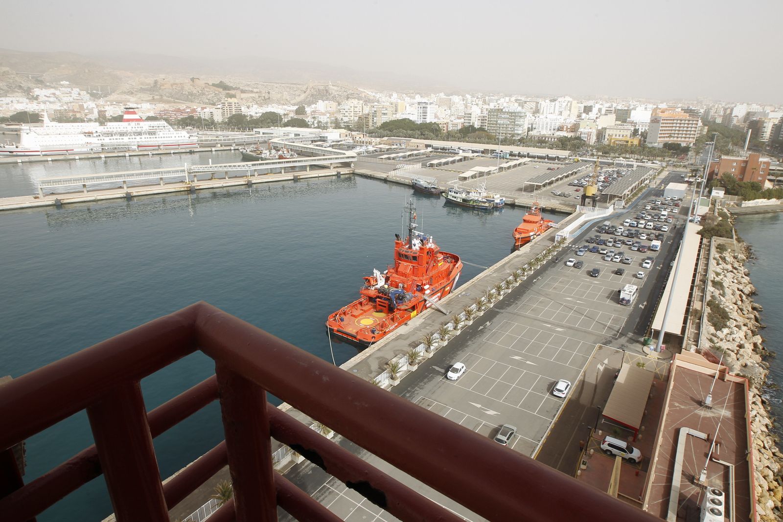 Puerto de Almería desde la torre de vigilancia.