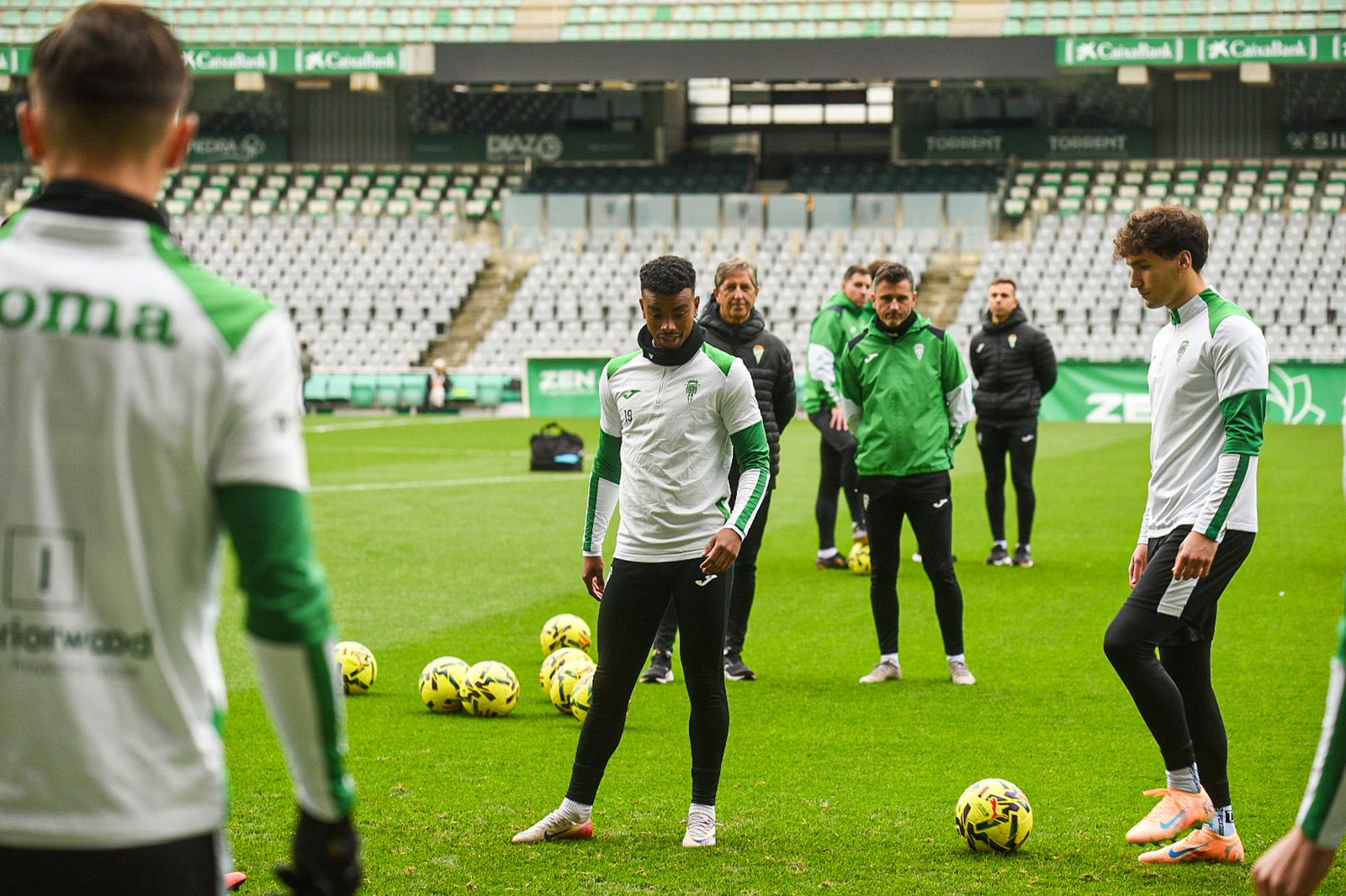 El Córdoba CF se deja querer por su afición en el Día de Año Nuevo: las fotos del entrenamiento de puertas abiertas