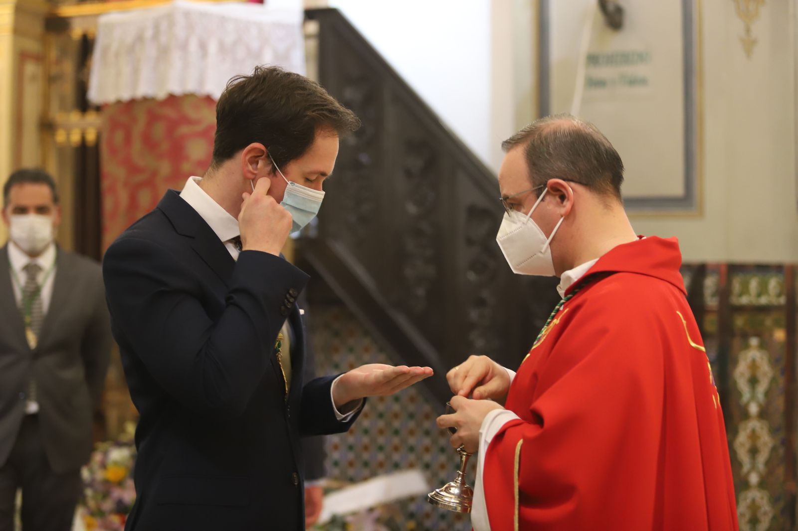 Imágenes de la misa de Pentecostés atípica y a puerta cerrada por el coronavirus, en la parroquia de la Asunción de Almonte