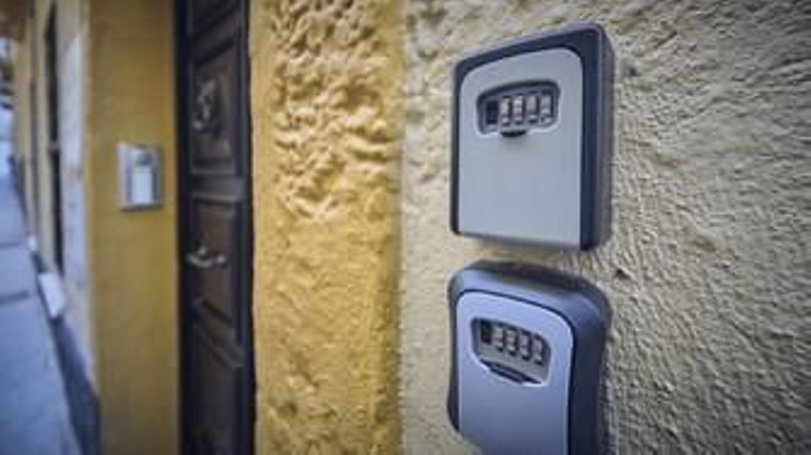 Llaves en plena calle para acceder a pisos turísticos.