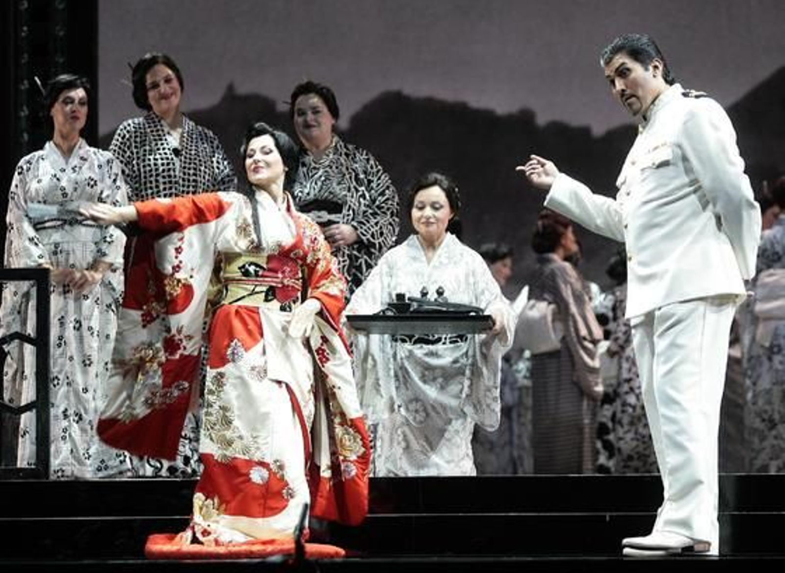 Ensayo general de 'Madama Butterfly' en el Teatro de la Maestranza. / Juan Carlos Muñoz