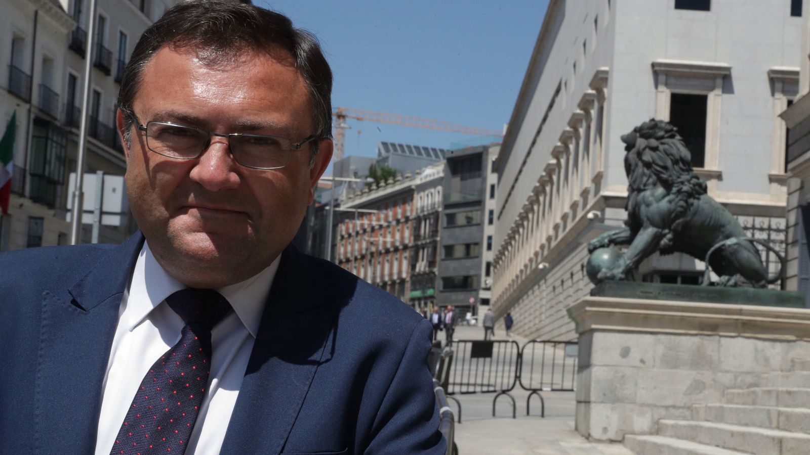 Miguel Ángel Heredia, junto al Congreso.