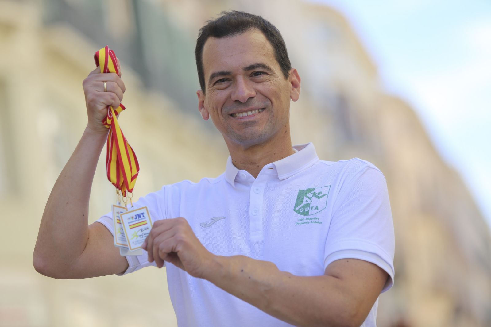 Rafael posa con algunas de las medallas que ha ganado en competiciones para trasplantados.