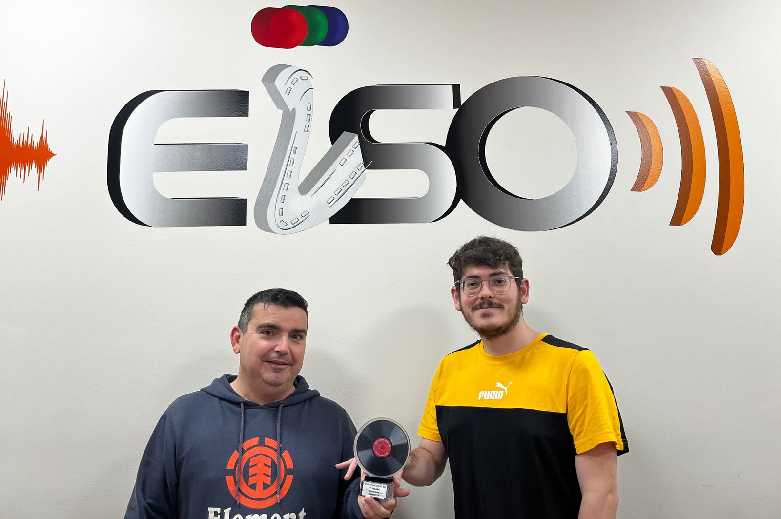 Juan Cirera, tutor de sonido entrega el premio al ganador, Dj Ismsweex.