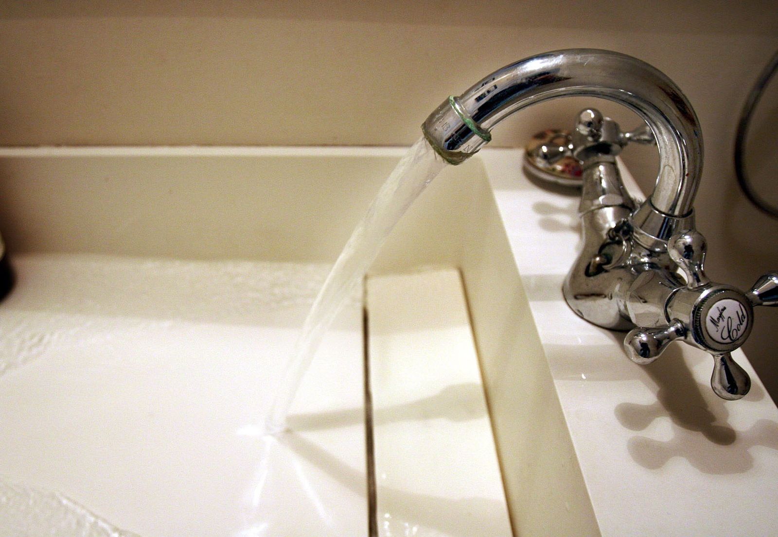 Agua corriente de un inmueble doméstico.