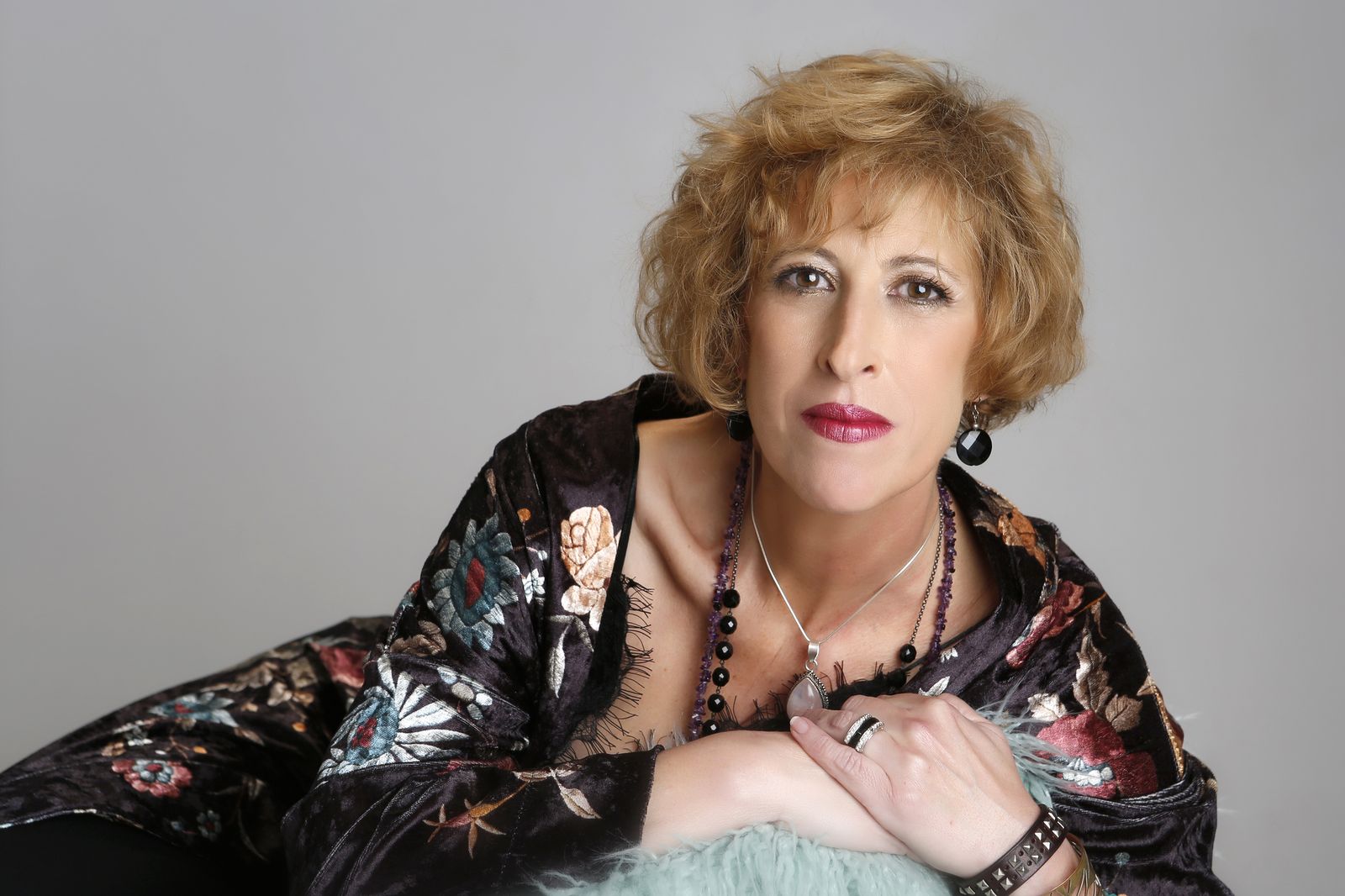 Rosalía Zahíno es una diseñadora de moda de Sevilla que vive en Almería.