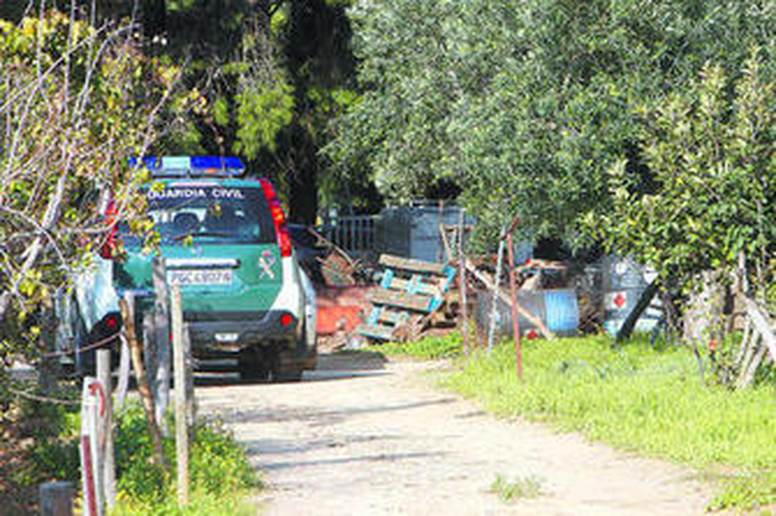 La Guardia Civil, investigando ayer por la mañana en la finca de El Marquesado donde murió desangrado Juan Amaya Marín, cuya imagen aparece en el recuadro superior.