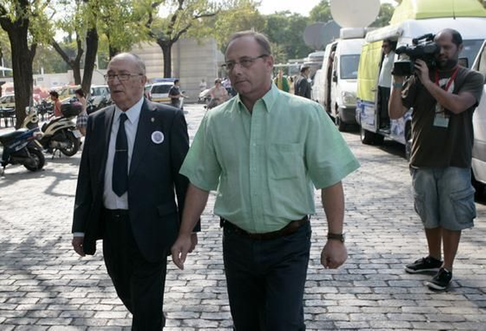 El abuelo y el padre de Marta del Castillo acuden a la segunda sesión del juicio. 

Foto: Juan Carlos Muñoz