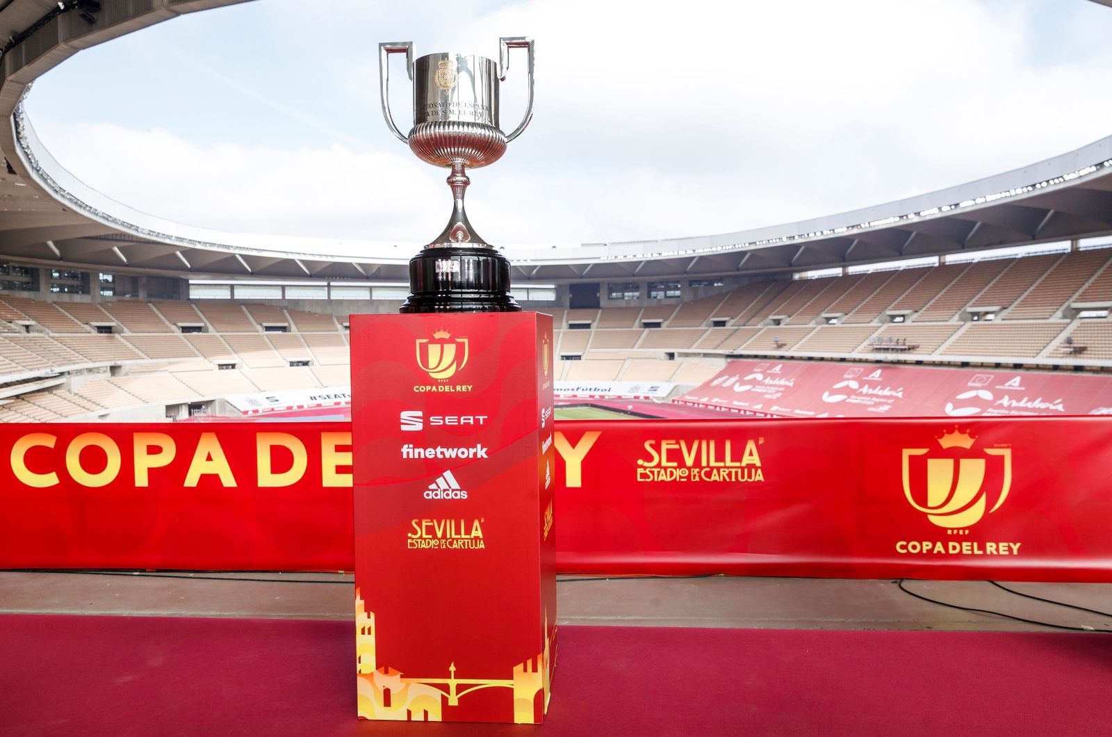La Copa del Rey, expuesta en el estadio de La Cartuja, sede de la final.