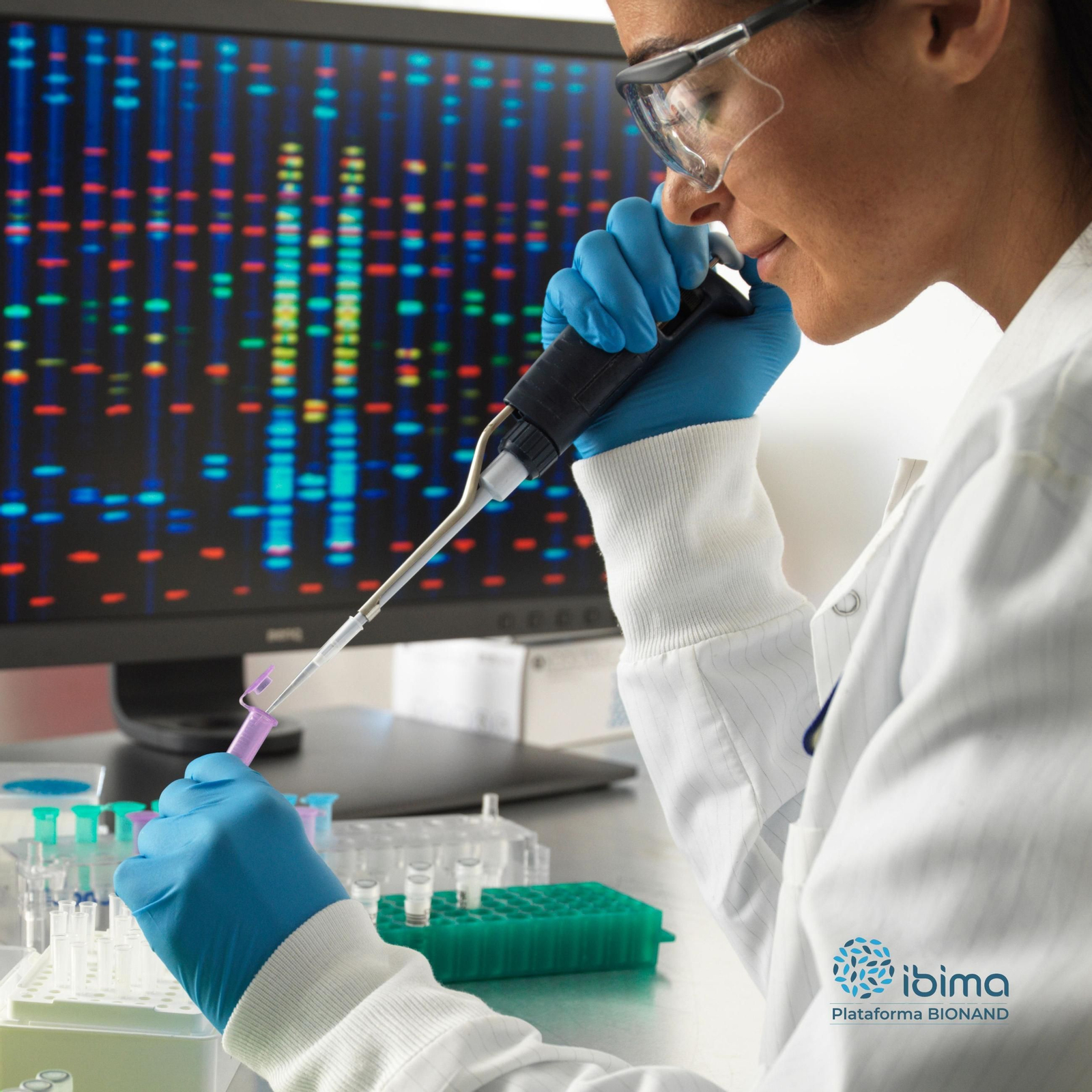 Una investigadora en laboratorio.