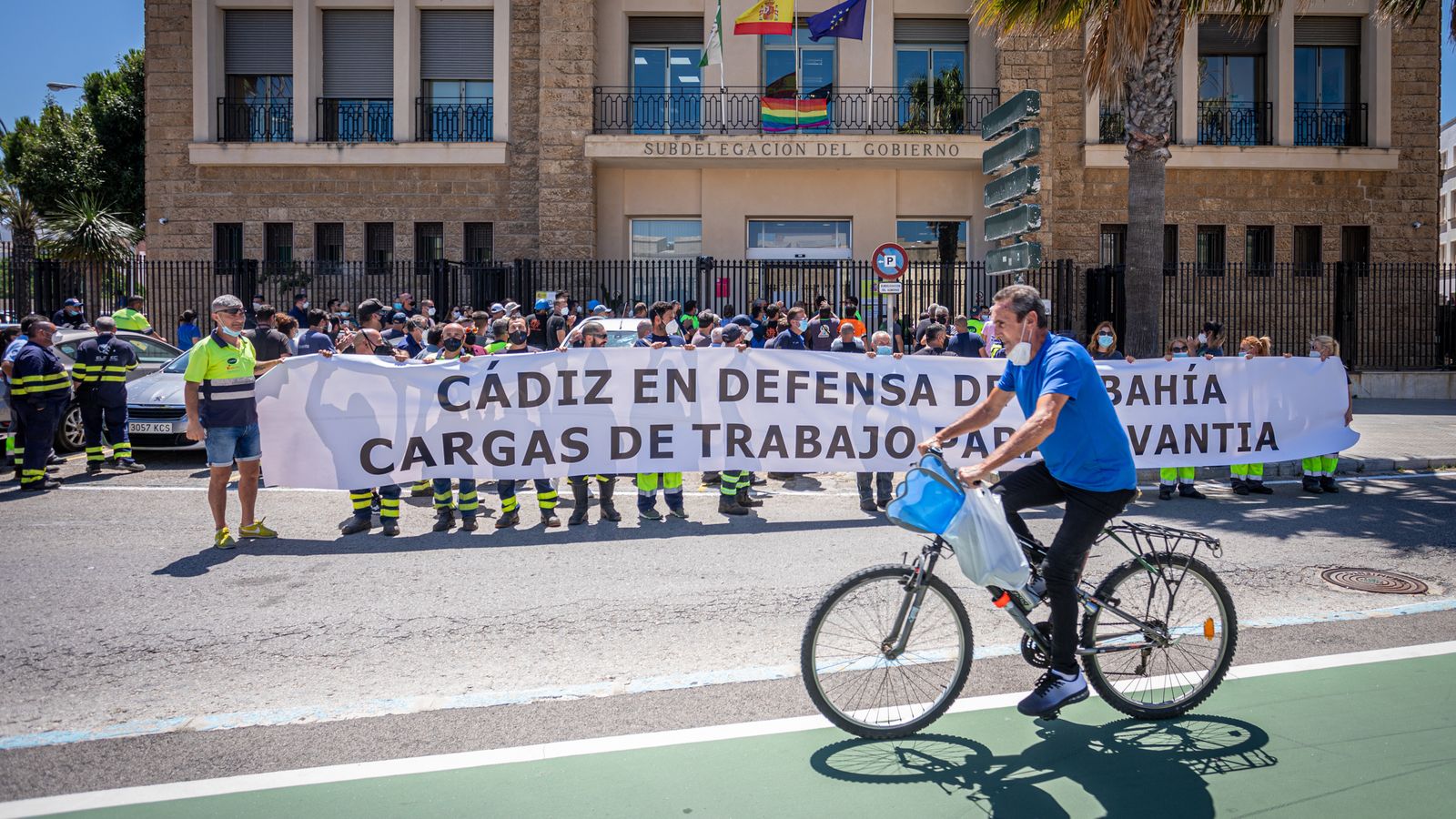 Los trabajadores, ante la Subdelegación del Gobierno en Cádiz.
