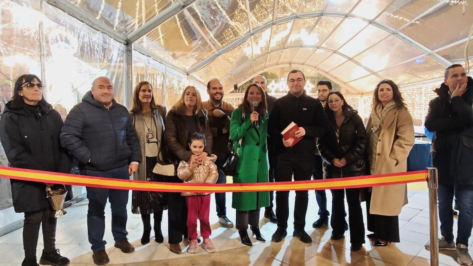 El viento toca, pero no derriba, la inauguración del periodo navideño en Albox