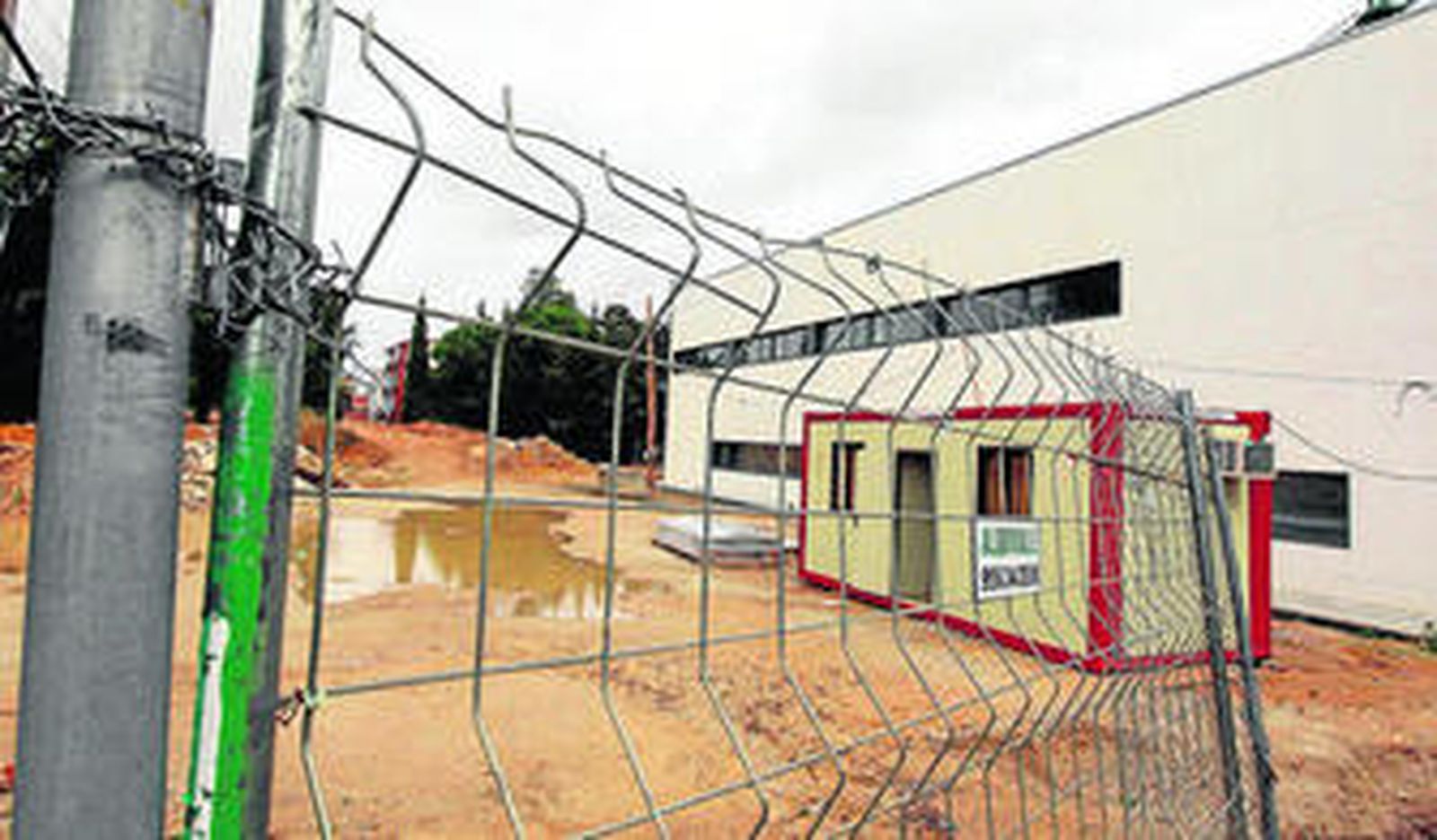 Aspecto de las obras del centro polifuncional 'Blas Infante' completamente cerradas.