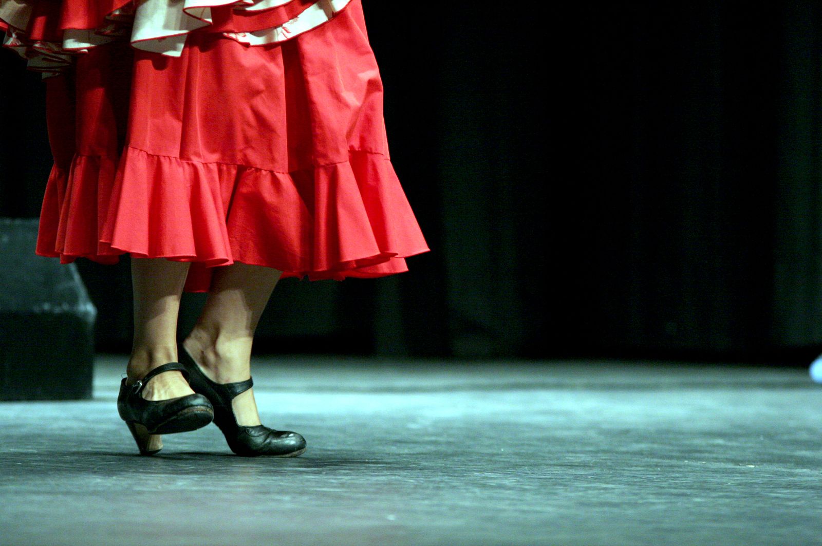 Pasos de baile en un escenario.