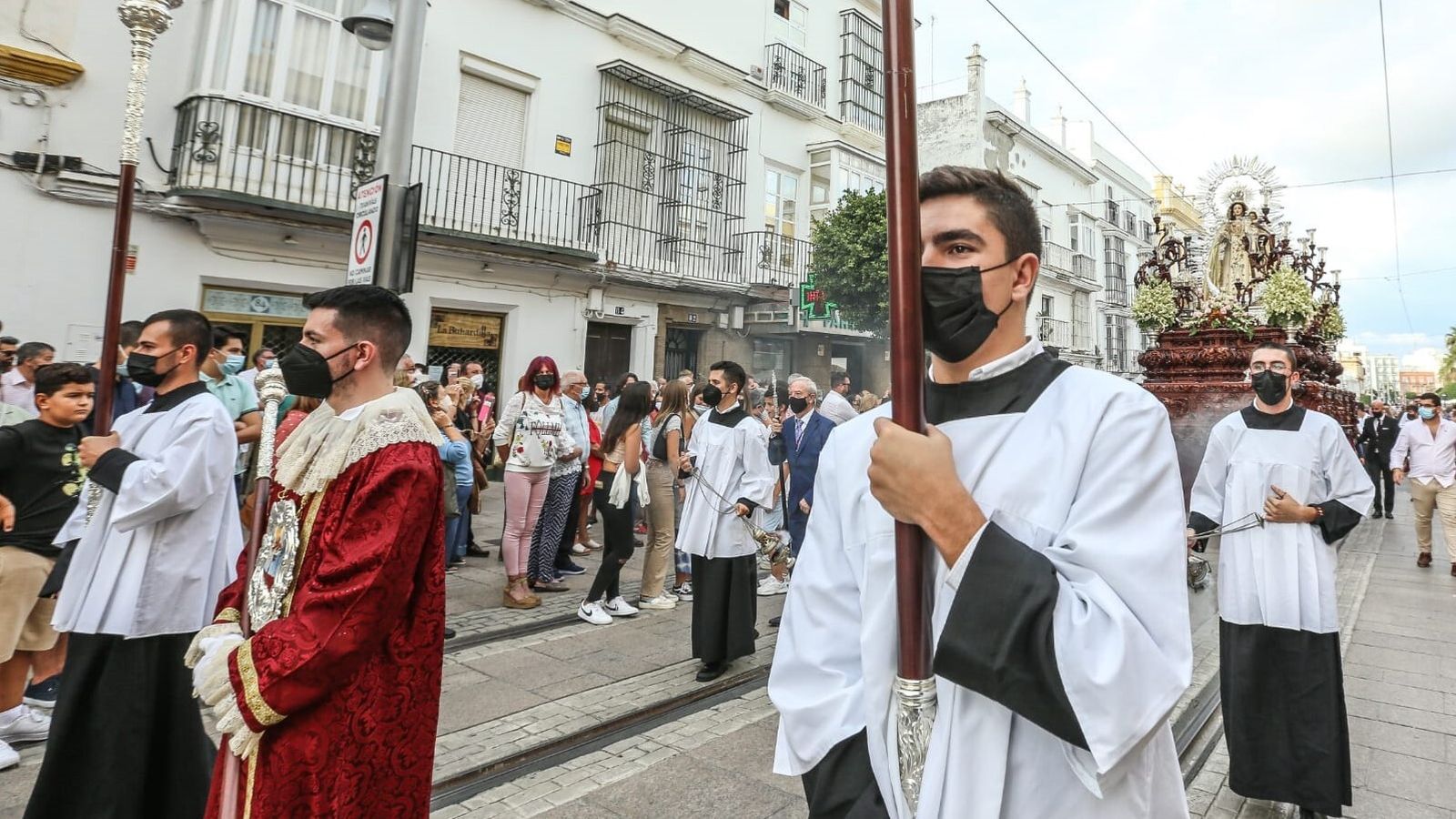 La procesión de la Virgen de las Mercedes, el año pasado, mientras discurre entre las vías del tranvía en la calle Real.