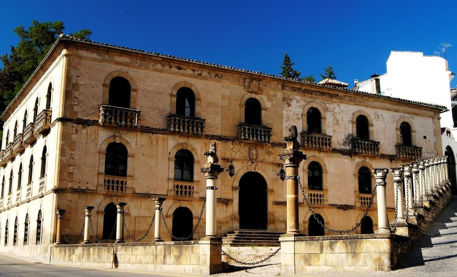 Argollas gigantes cuelgan en la conocida como 'Casa de las Cadenas', que se encuentra cerca del casco histórico de la localidad jiennense.