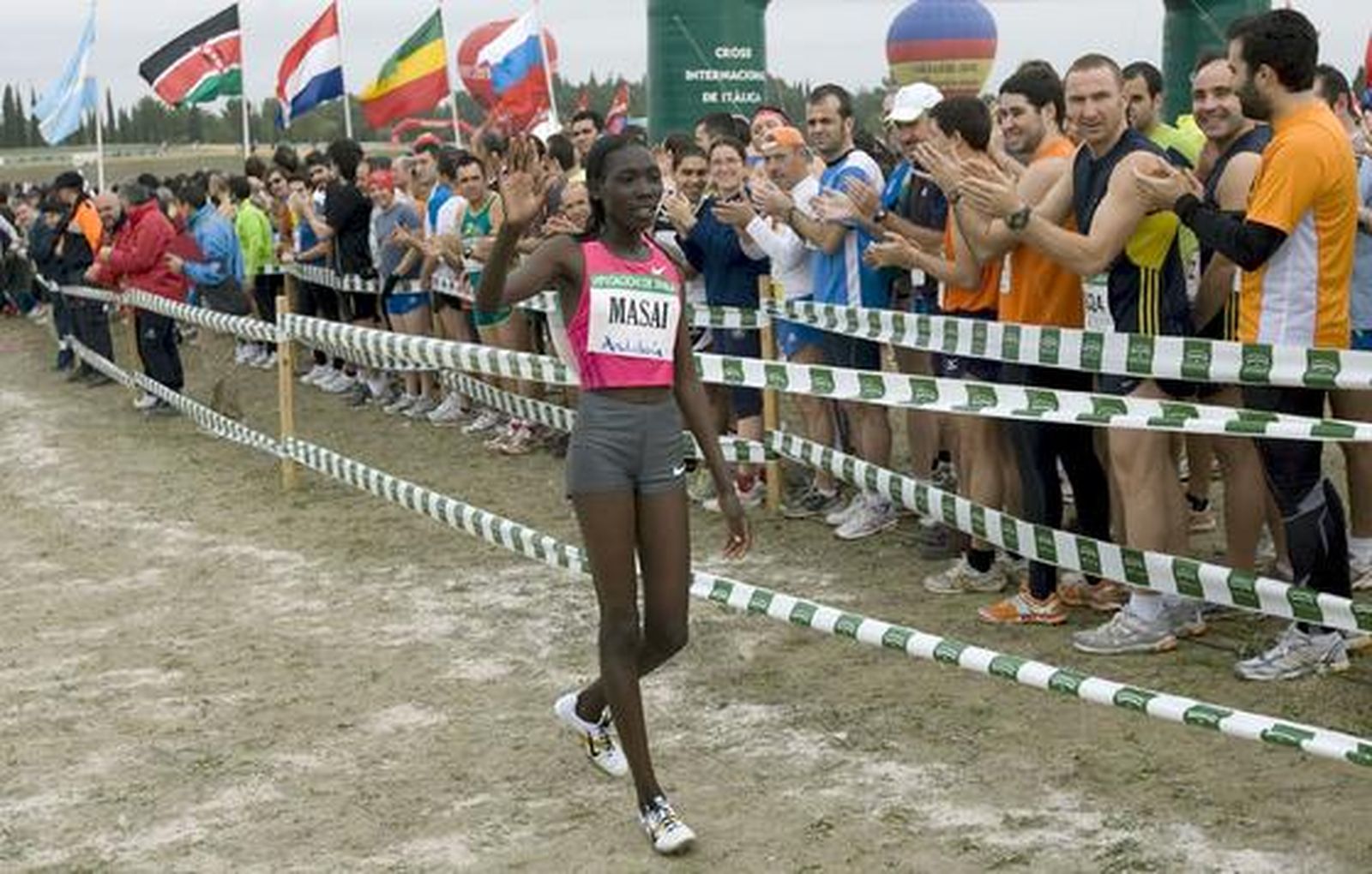 La atleta keniata Linet Masai tras proclamarse vencedora de la prueba femenina del XXVIII Cross Internacional de Itálica

Foto: Juan Carlos Vázquez, Julio Muñoz (EFE), Javier Barbancho (Reuters)