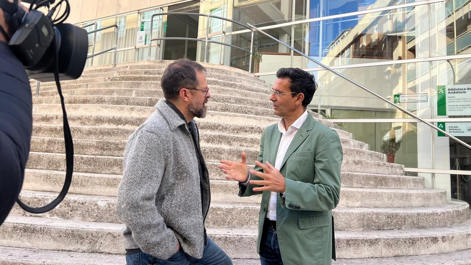 Los concejales del PSOE Juanjo Ibañez y Paco Cuenca frente a la sede de la Biblioteca
