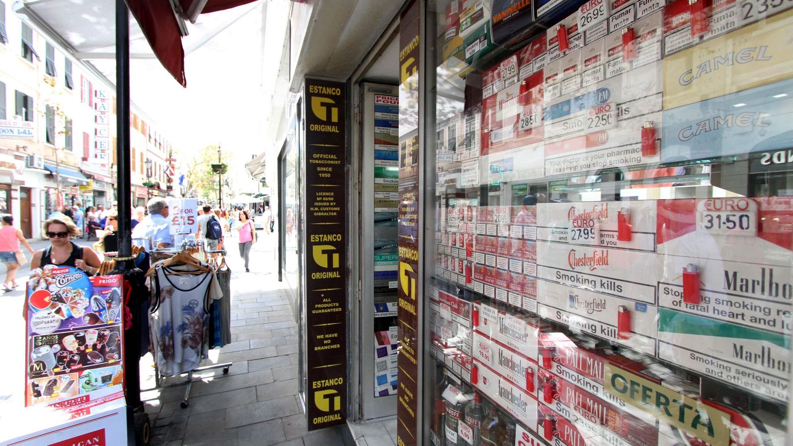 Un estanco en la calle Real de Gibraltar. Un estanco en la calle Real de Gibraltar.