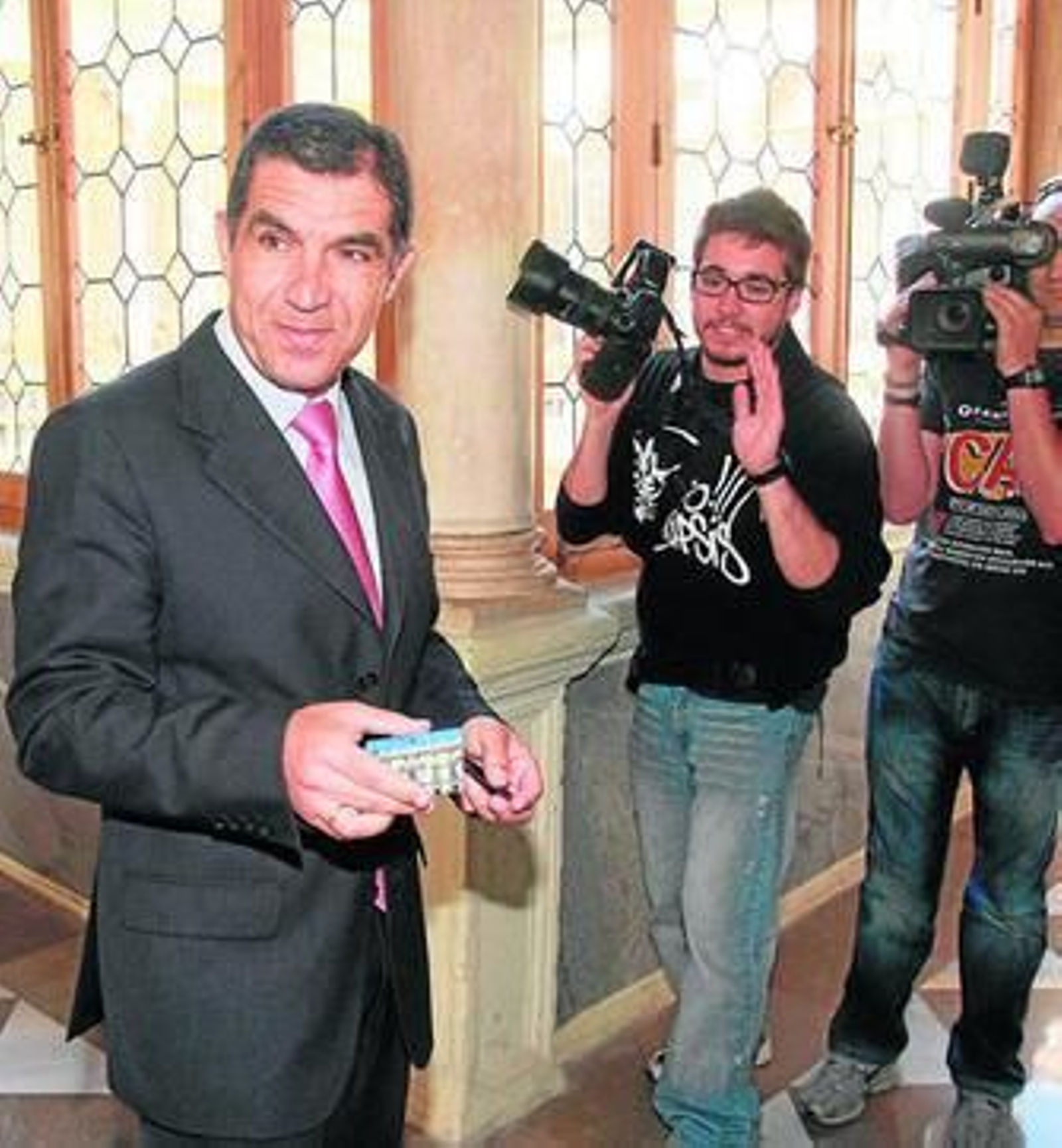 Lorenzo del Río, con la Memoria del TSJA en edición digital.