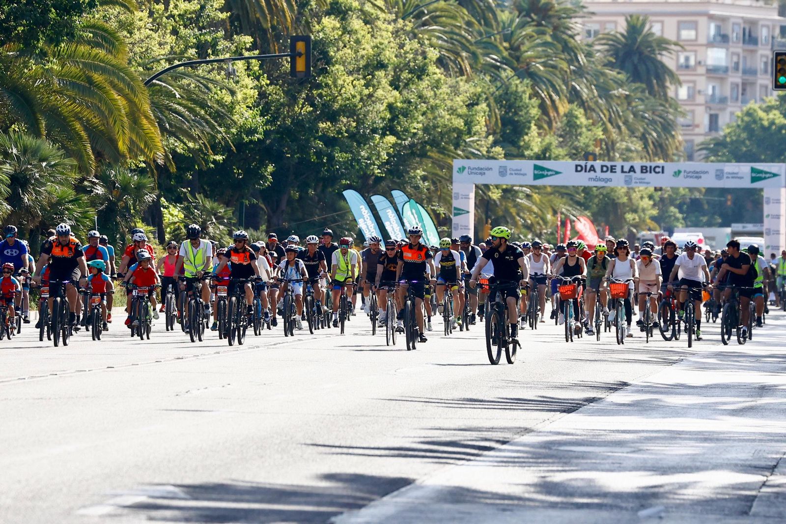 Cientos de ciclistas toman Málaga en el Día de la Bici, en imágenes