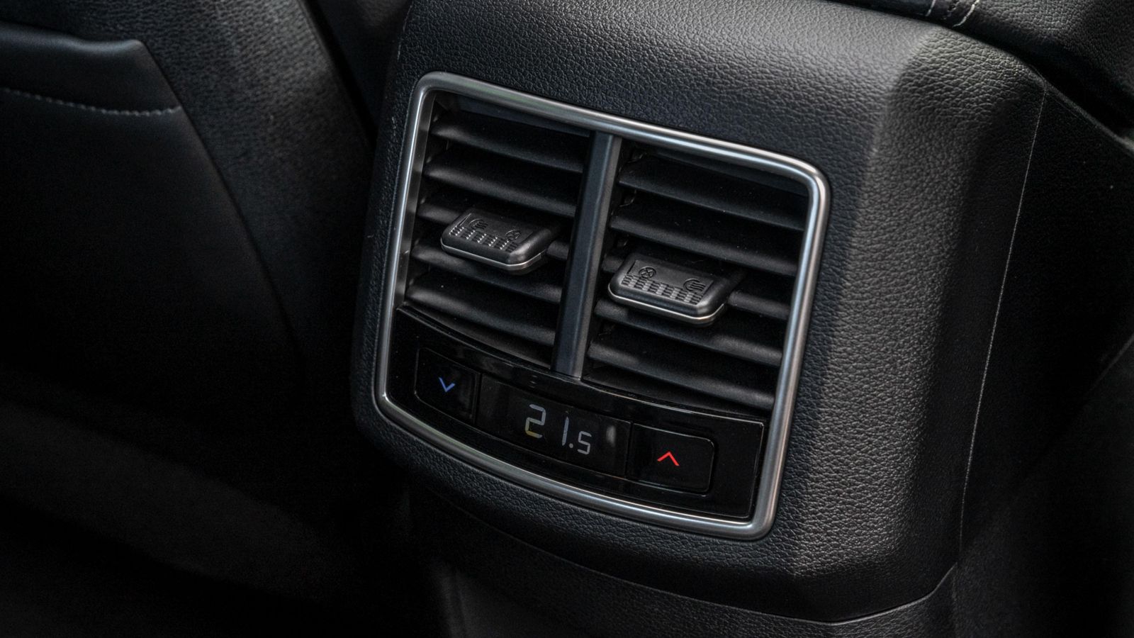 Hay detalles de valor, como las salidas de aire y el control de la temperatura de las mismas desde las plazas posteriores.