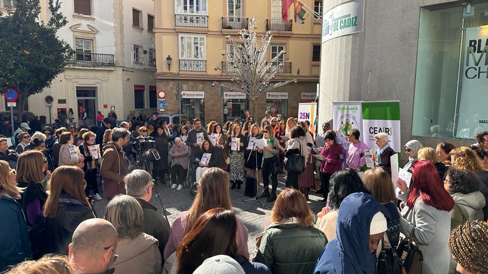 Una imagen de la lectura del manifiesto del 25N en la plaza del Palillero.