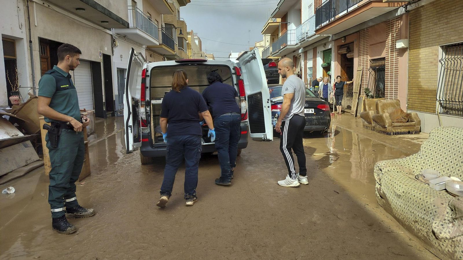 Así han quedado las calles de Valencia: desolación, barro y coches amontonados