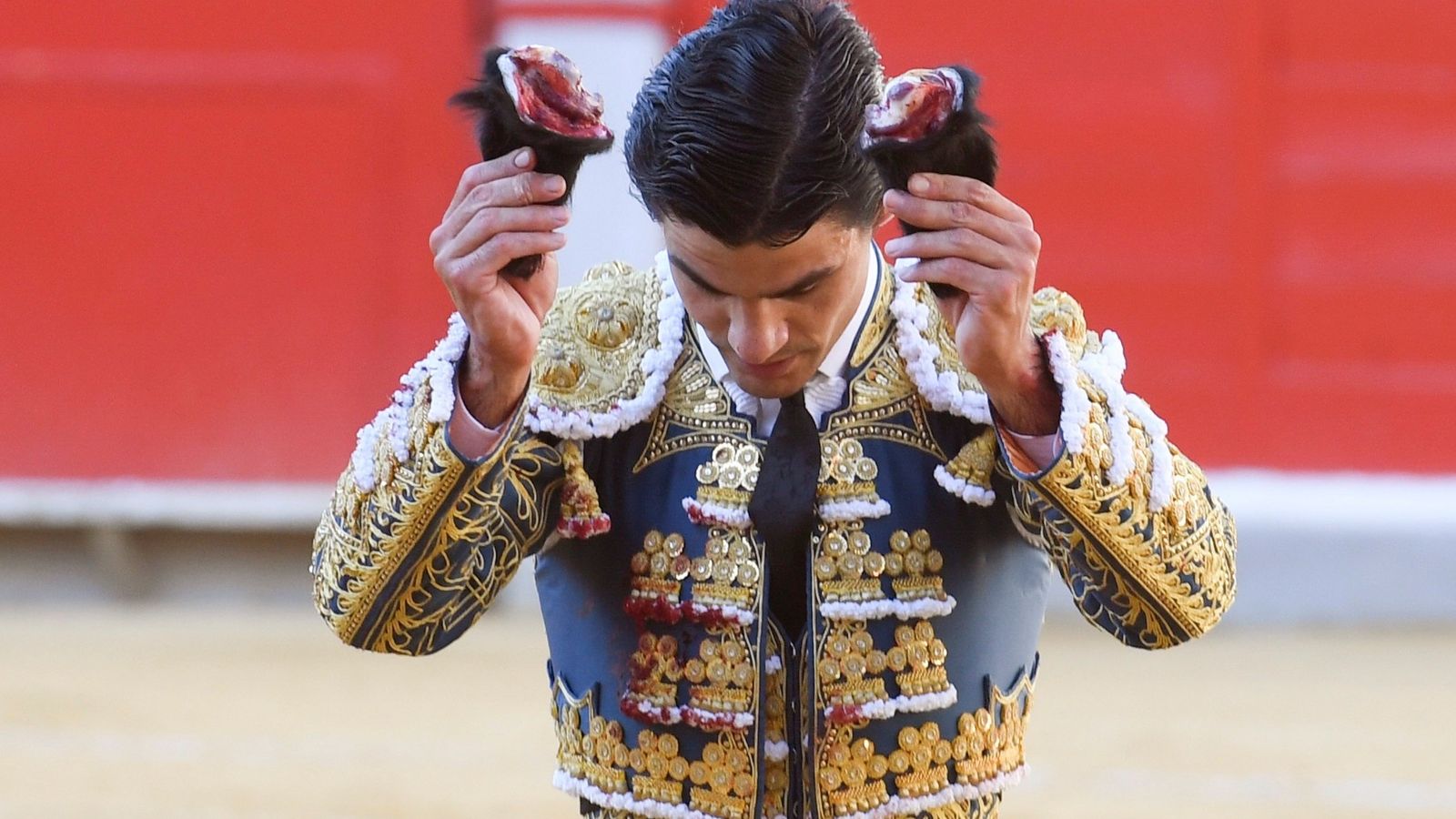 Aguado brinda sus dos orejas al respetable