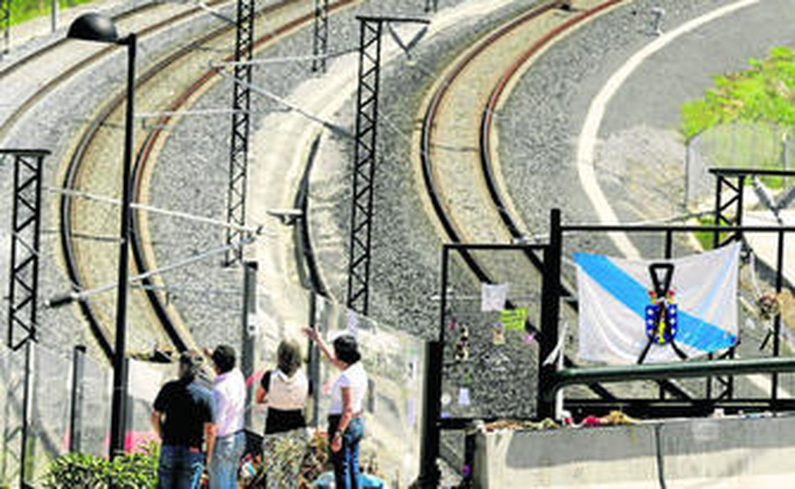 Varios curiosos observan ayer el lugar del accidente, en la curva de A Grandeira de Santiago de Compostela.