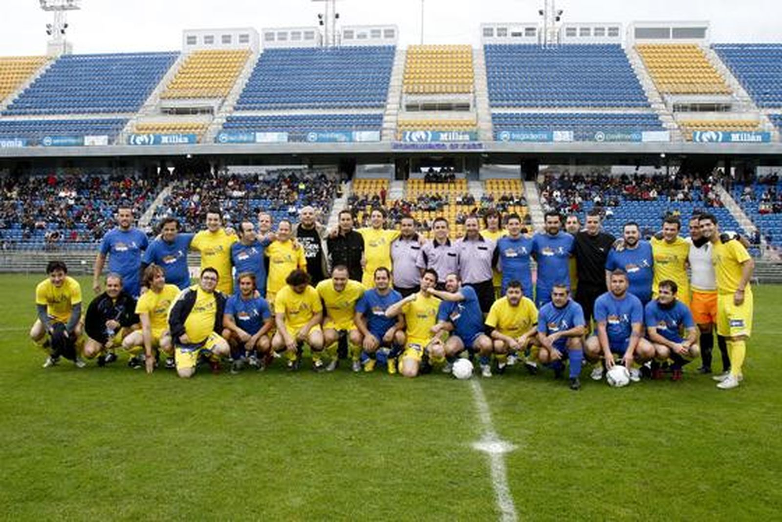 El partido de los Reyes Magos congregó a unas 3.000 personas que disfrutaron del espectáculo futbolístico, al mismo tiempo que colaboraban con la campaña  "Ningún niño sin juguete"

Foto: Lourdes de Vicente